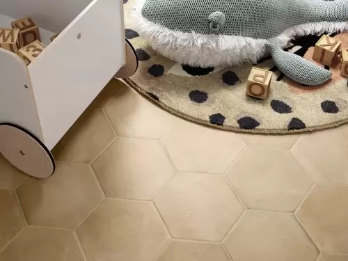 Carrelage grès cérame imitation tomette. Format hexagonal 17,5 x 20,2, collection Fayenza InstaHouse Carmen Sol chambre enfant