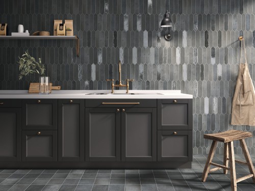 carrelage navette 6x26 couleur obsidienne brillant collection Volga InstaHouse Contemporary Carmen mur cuisine restaurant