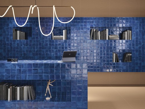 Faïence Aspect Zellige Bleu Brillant Craquelé 10x10 Fez InstaHouse NOUR CARMEN mur retail boutique